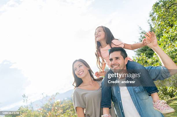 happy family portrait at the park - happy smiling family stockfoto's en -beelden