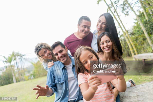 彼女の家族と自分撮りを取る女の子 - 叔父 ストックフォトと画像