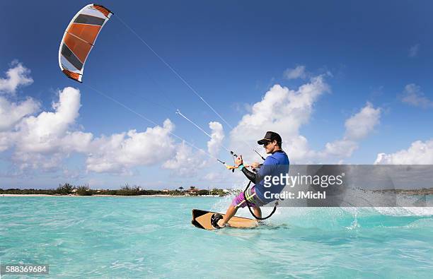 kite surfing man dans les caraïbes - kitesurf photos et images de collection