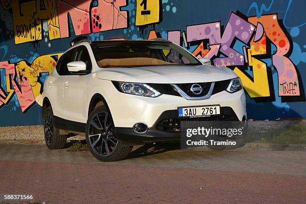 nissan qashqai auf der straße - nissan stock-fotos und bilder