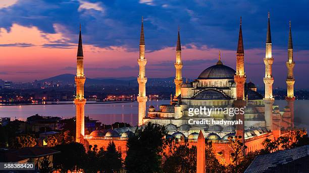 sonnenaufgang über die blaue moschee, istanbul, türkei  - sultan ahmad moschee stock-fotos und bilder