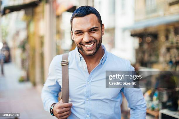 jung und glücklich - arab man smiling stock-fotos und bilder