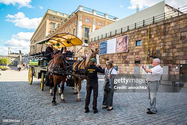 carruaje de caballos esperando turistas en estocolmo, suecia - the stockholm palace fotografías e imágenes de stock