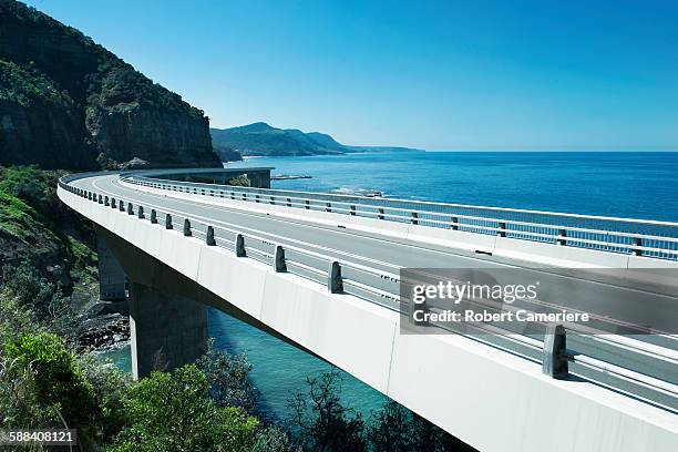 open road near the sea - sea cliff bridge stockfoto's en -beelden