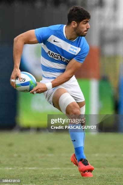 Argentina's German Schulz runs with the ball in the mens rugby sevens match between Argentina and Australia during the Rio 2016 Olympic Games at...