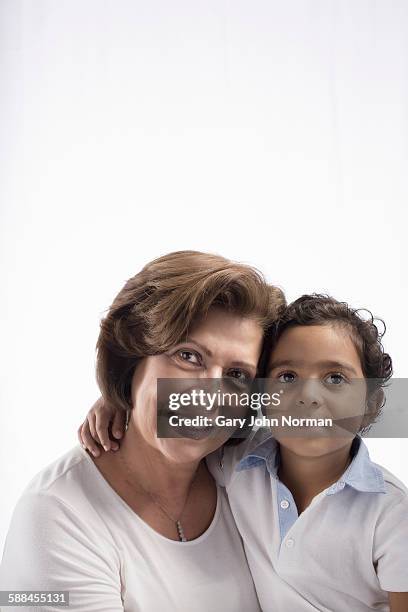 portrait of grandmother and her young grandson - grootmoeder witte achtergrond stockfoto's en -beelden