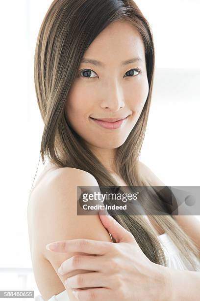 young woman smiling - off shoulder - fotografias e filmes do acervo