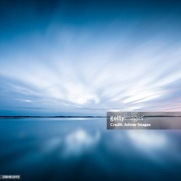 sky reflecting in sea - blue sea photos et images de collection