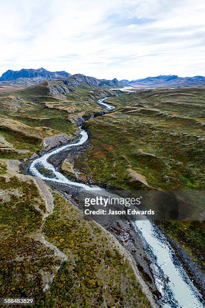 a winding river snakes its way across a highland tundra valley. - meadow brook imagens e fotografias de stock