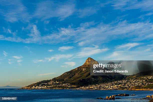 sunset falls on cape town and the lions head overlooking table bay. - tafelberg foto e immagini stock