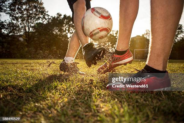 legs of soccer players on soccer pitch - schuhe für sport und freizeit stock-fotos und bilder