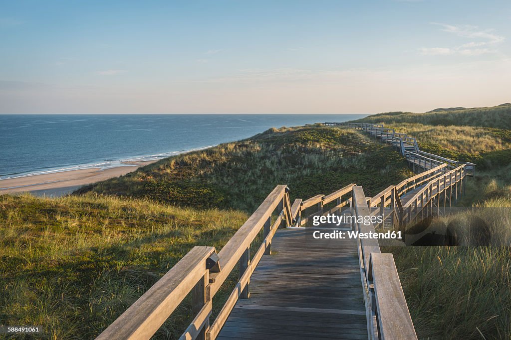 Germany, Sylt, Wenningstedt, boardwalk to the beach