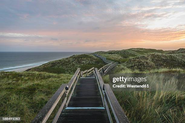 germany, sylt, wenningstedt, boardwalk to the beach - isla de sylt fotografías e imágenes de stock