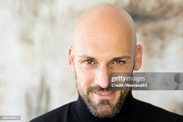 portrait of staring man wearing black turtleneck - menschliches auge stock-fotos und bilder