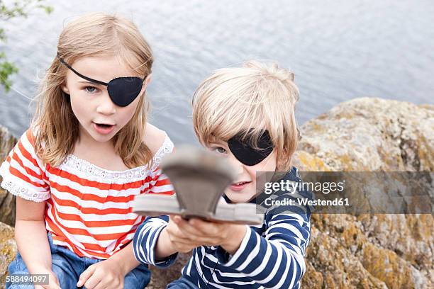 boy and girl dressed up as pirates at a rock - 6 loch stock pictures, royalty-free photos & images