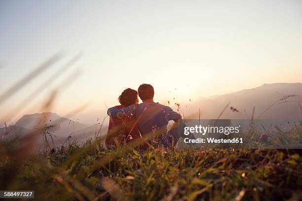 austria, tyrol, unterberghorn, two hikers resting in alpine landscape at sunset - état fédéré du tyrol photos et images de collection