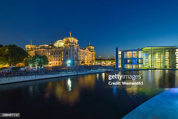 germany, berlin, view to reichstag and paul loebe building at dusk - rio spree imagens e fotografias de stock