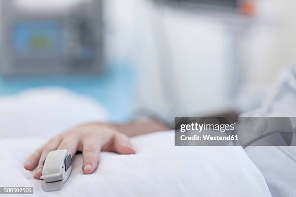 oximeter on patient's finger - pulse oximeter stockfoto's en -beelden