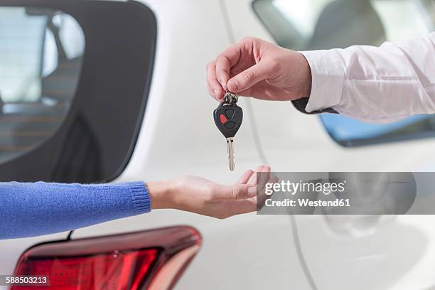 handing over of car key - car key 個照片及圖片檔