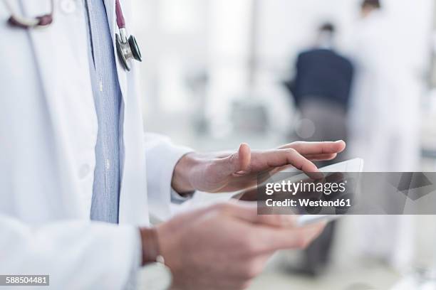 close-up of doctor using a digital tablet - hospital connectivity stockfoto's en -beelden