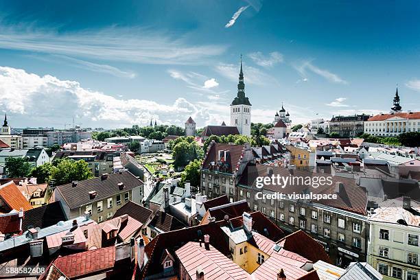 paisaje urbano de tallin, estonia - tallinn fotografías e imágenes de stock