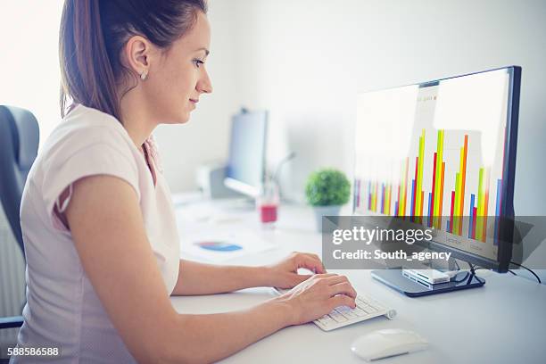 Data Entry Computer Desk Data Entry Desk Photos and Premium High Res Pictures - Getty Images