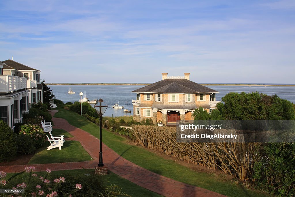 Vista sul porto con waterfront hotels, Chatham, Cape Cod, Massachusetts.