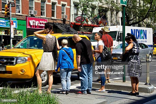 nyc intersections, piétons en attente de traverser la 9e avenue, manhattan - passer devant photos et images de collection