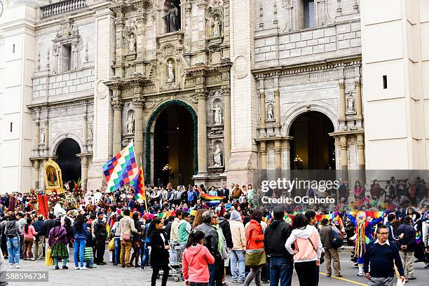 multitudes observando la procesión religiosa frente a la catedral - ogphoto fotografías e imágenes de stock