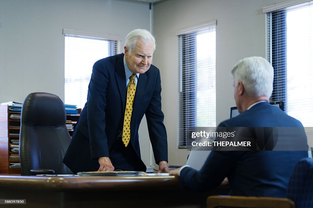 Ceo hablando con uno de sus empleados