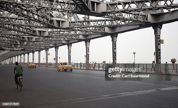 traffic on howrah bridge - kolkata bridge stock pictures, royalty-free photos & images