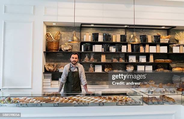 geschäftsinhaber in einem bäckereigeschäft - cake sale stock-fotos und bilder