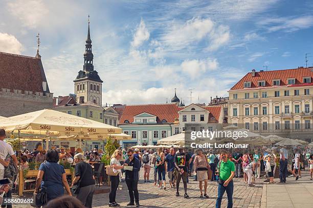 piazza del municipio, tallinn - estonia foto e immagini stock