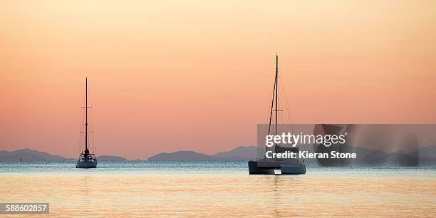 sailing into the sunset - whitsunday island stock pictures, royalty-free photos & images