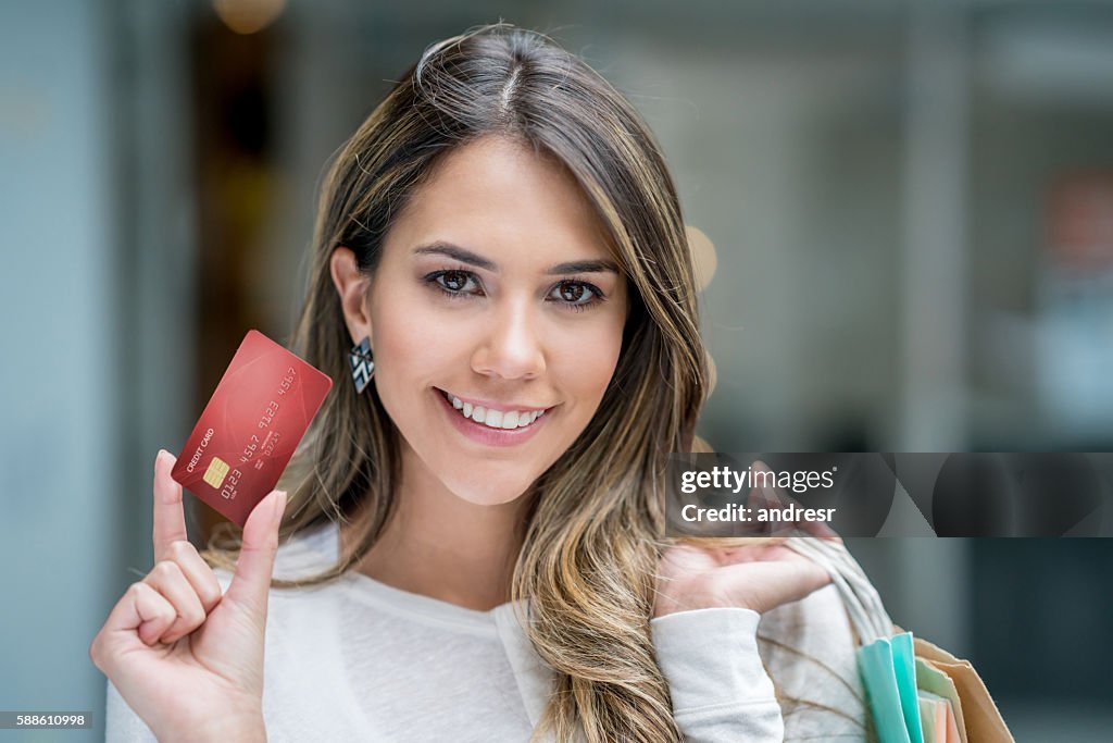 Femme sur une excursion shopping avec une carte de crédit 