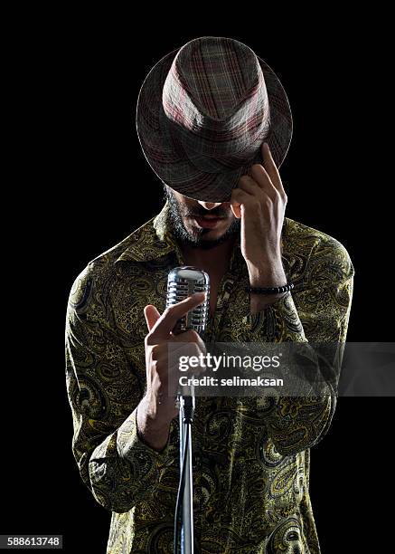 retrato do homem hipster cantando enquanto toca seu chapéu - cantor - fotografias e filmes do acervo