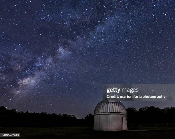 milky way at frosty drew - observatory night stock pictures, royalty-free photos & images