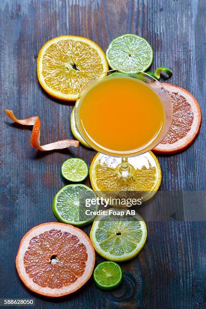 juice with citrus fruit's slice - tangerine martini stock pictures, royalty-free photos & images