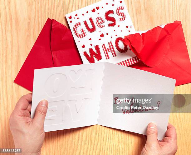 man reading valentine card - carta de amor fotografías e imágenes de stock