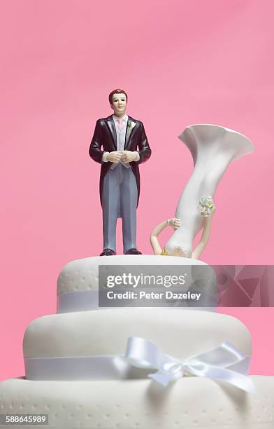 wedding cake bride groom dumps wife - wedding cake figurine imagens e fotografias de stock