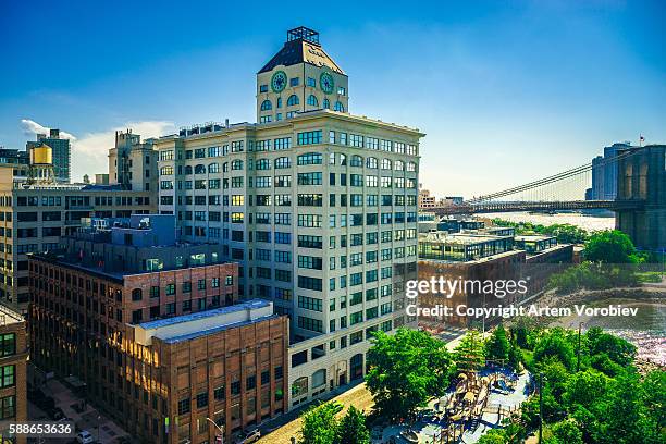 dumbo and the brooklyn bridge - brooklyn bridge park foto e immagini stock