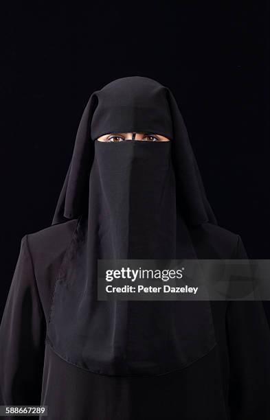 woman in burka - niqab stockfoto's en -beelden