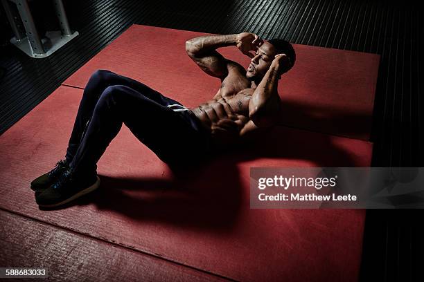 bodybuild - sit ups stockfoto's en -beelden