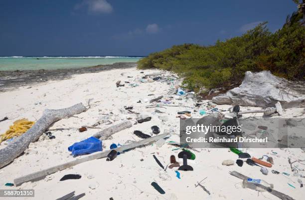trash washed onto a bikini atoll beach, marshall islands, pacific ocean - marshall islands imagens e fotografias de stock