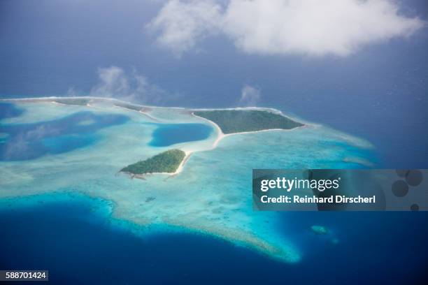 aerial view of marshall islands, ailinglaplap atoll, micronesia, pacific ocean - îles marshall photos et images de collection