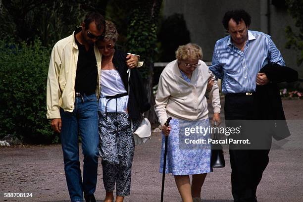 Arrivée sur les lieux de l'accident de Coluche à Opio de sa soeur, sa mère ainsi que son impresario Paul Lederman