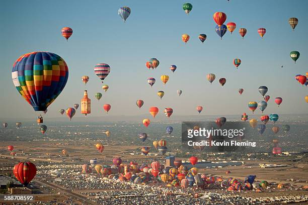 hot air balloons fill the sky - albuquerque fotografías e imágenes de stock