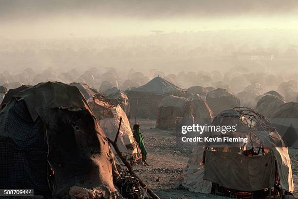 las dhure refugee camp - fugitivo fotografías e imágenes de stock