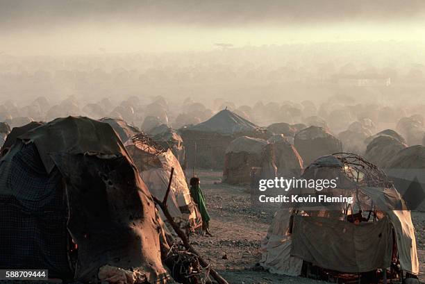 las dhure refugee camp - refugees stockfoto's en -beelden