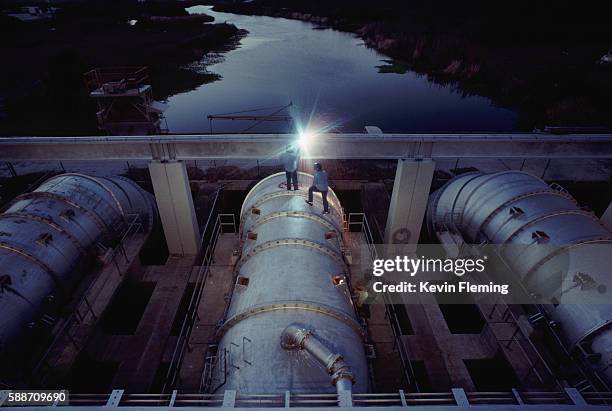 men repairing pipes at a lake okeechobee pumping station - wasserpumpanlage stock-fotos und bilder